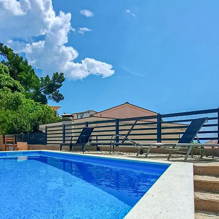 Awesome Apartment In Baska Voda Appartement *